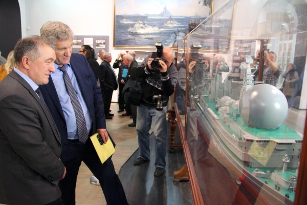 Балтийский завод-Судостроение передал Центральному военно-морскому музею модель атомного разведывательного корабля «Урал»