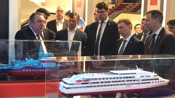 Депутатам показали «Арктику». В Госдуме открылась уникальная выставка к 15-летию ОСК Депутатам показали «Арктику». В Госдуме открылась уникальная выставка к 15-летию ОСК