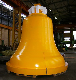 На Балтийском заводе благословили колокол-гигант