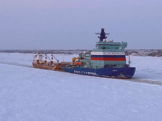 Атомоход «Сибирь» выполнил первую проводку судов в акватории реки Енисей