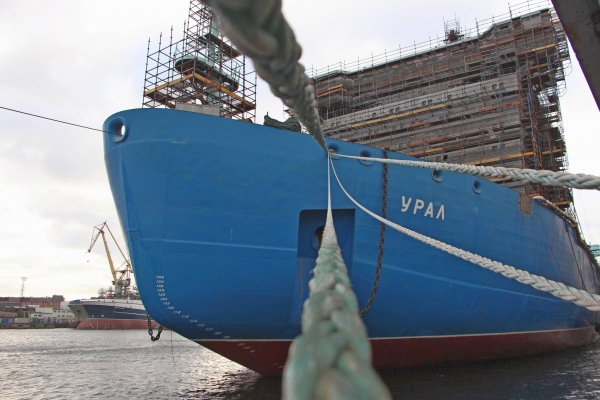 Атомный ледокол «Урал» принял на борт дизельное топливо для промывки систем РДГ