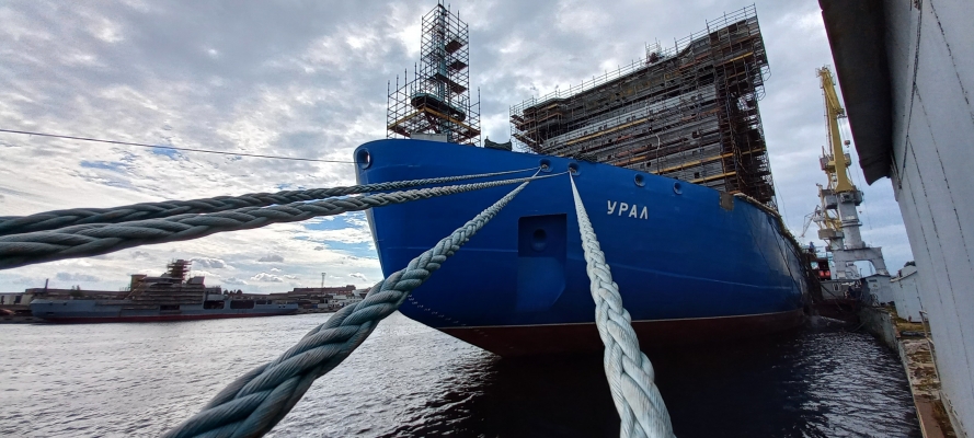 На борт ледокола «Урал» погрузили якорно-швартовное оборудование На борт ледокола «Урал» погрузили якорно-швартовное оборудование
