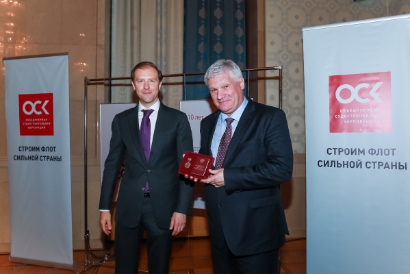 Министр промышленности и торговли РФ наградил Алексея Кадилова