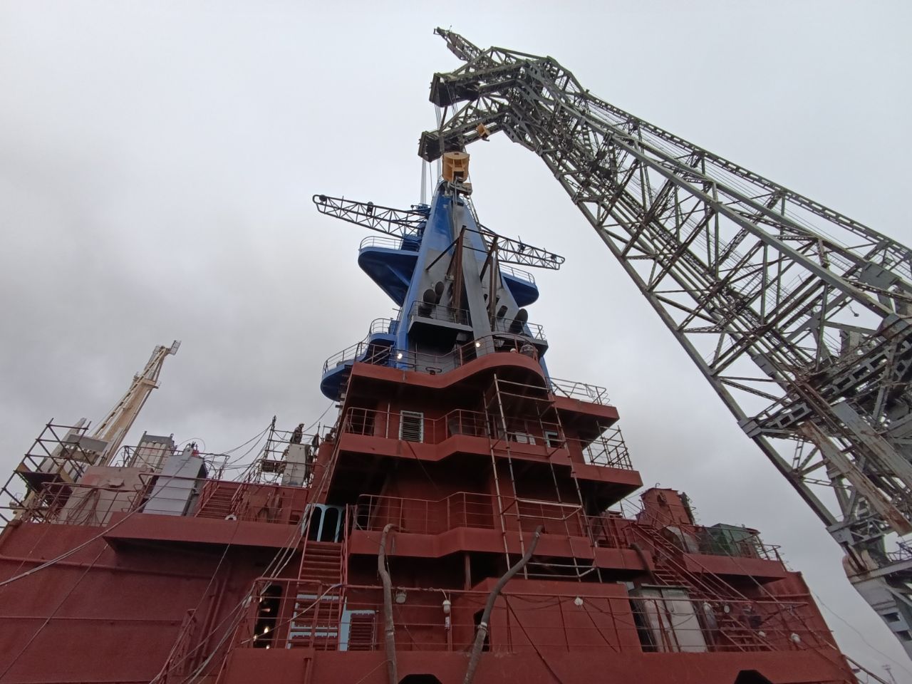 На атомном ледоколе «Чукотка» установлена мачта