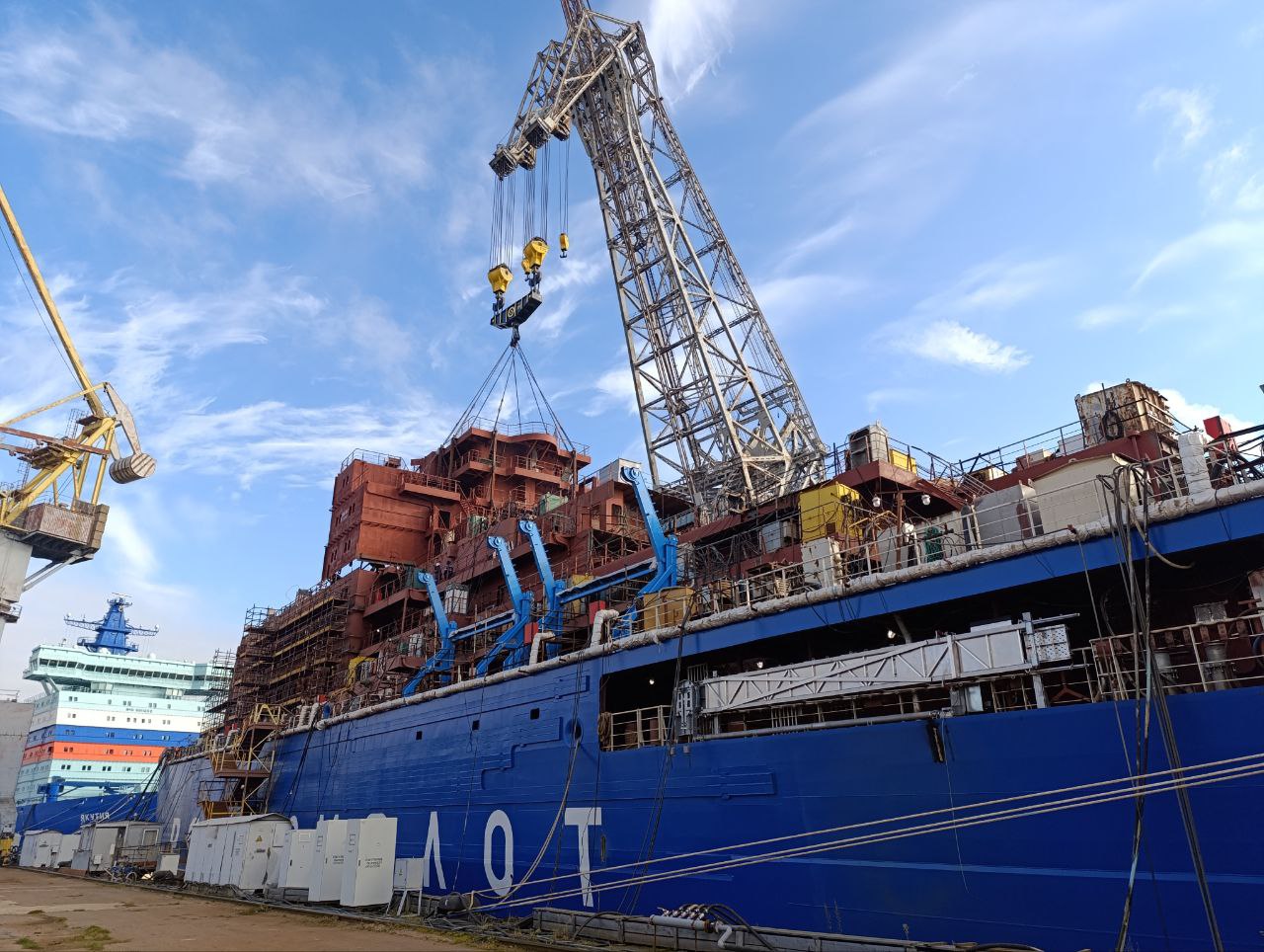 На ледокол «Чукотка» установлен 200-тонный  блок из 10 секций