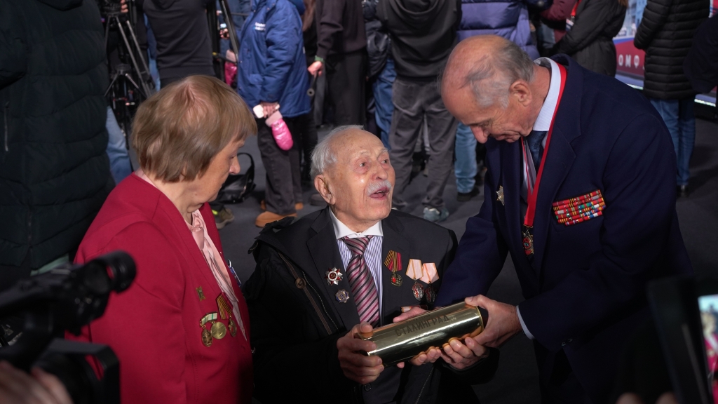 Церемония закладки УАЛ Сталинград, ветеран