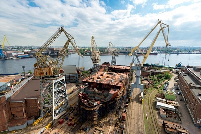 Строительство головного атомного ледокола «Арктика» проекта 22220 на стапеле Балтийского завода, 2015 г.