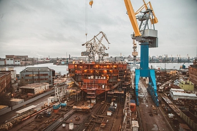 Строительство головного атомного ледокола «Арктика» проекта 22220 на стапеле Балтийского завода, 2014 г.
